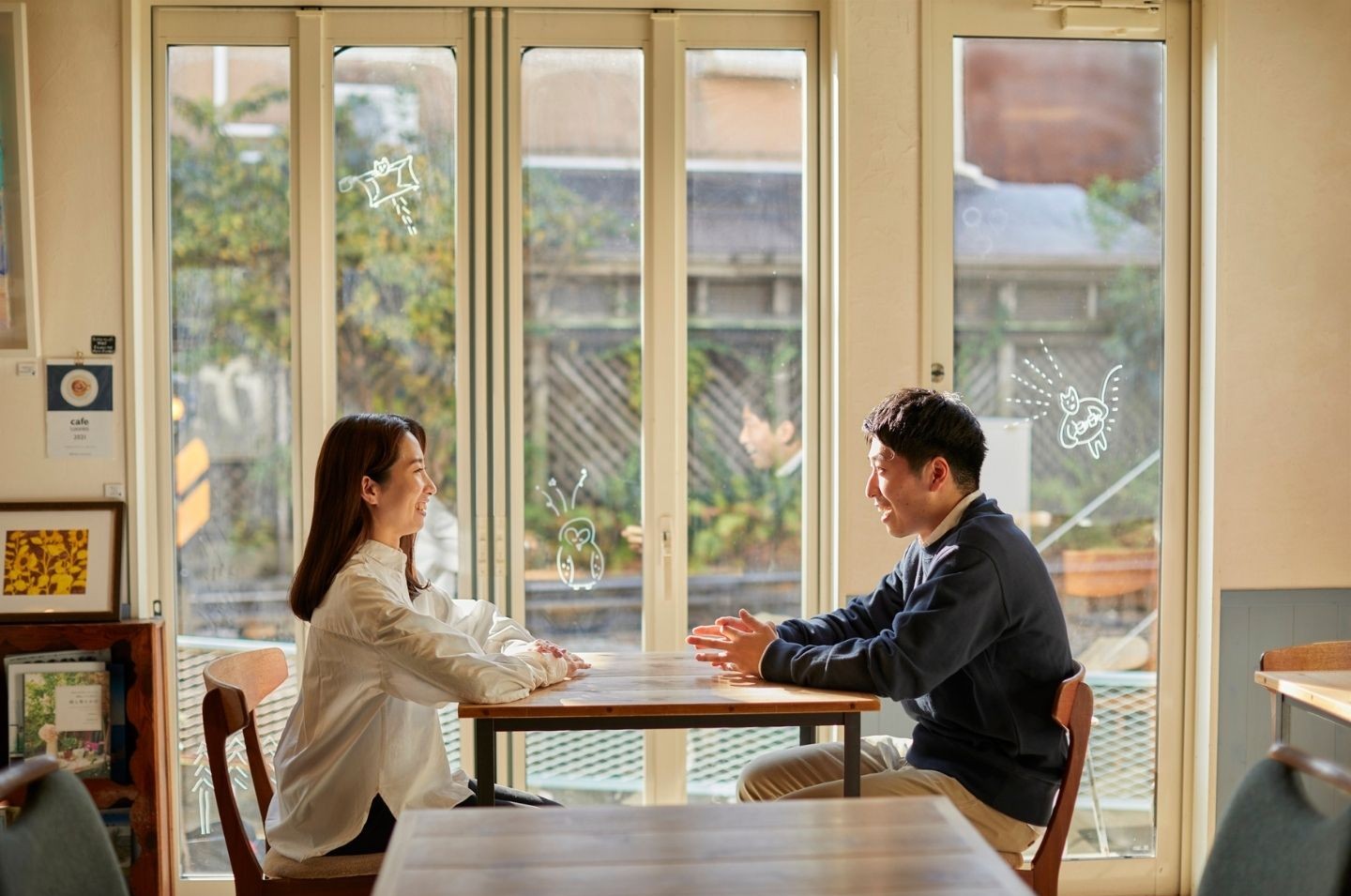 カフェで会話をする夫婦