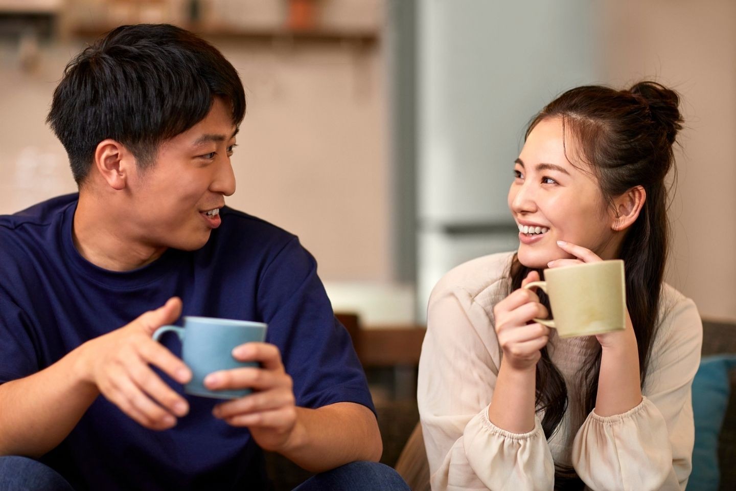 笑顔で会話をする夫婦