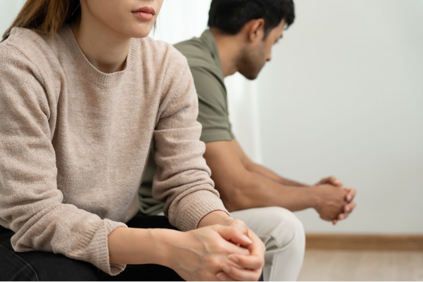 背中合わせで俯く夫婦